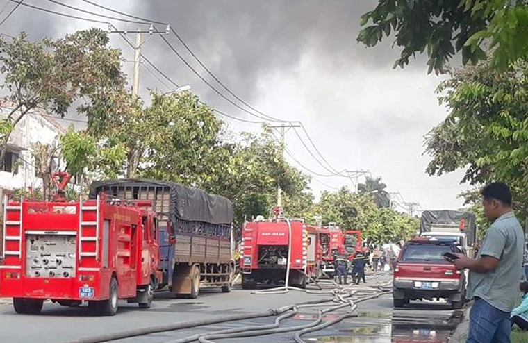 Lực lượng Công an địa phương cũng được điều động đến hiện trường để giữ trật tư, phân luồng giao thông qua khu vực.