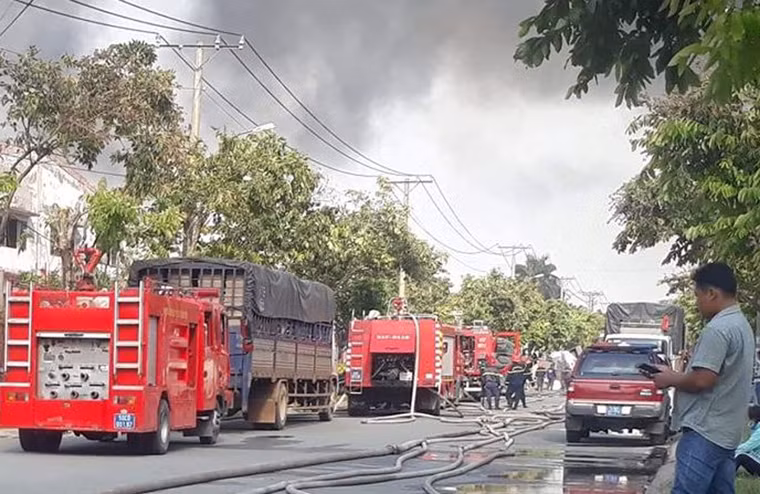 Lực lượng Công an địa phương cũng được điều động đến hiện trường để giữ trật tư, phân luồng giao thông qua khu vực.