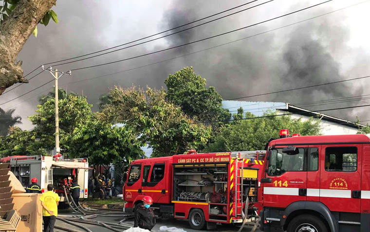 Ghi nhận của PV tại hiện trường cháy khu công nghiệp Nhị Xuân, khói đen bốc cao hàng chục mét và đang có nguy cơ lan sang các xưởng bên cạnh. Lực lượng chức năng vẫn đang phun nước, khống chế đám cháy, hiện trường bị phong tỏa để phục vụ công tác cứu hộ. 