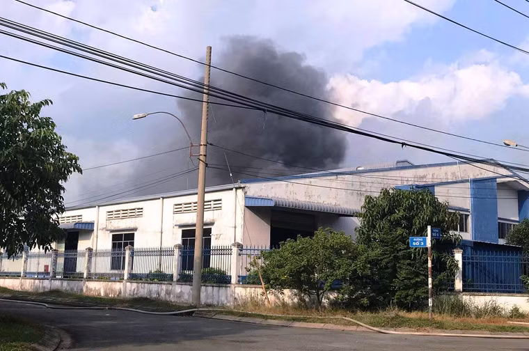 TP HCM: Dang khong che dam chay o khu cong nghiep Nhi Xuan-Hinh-2