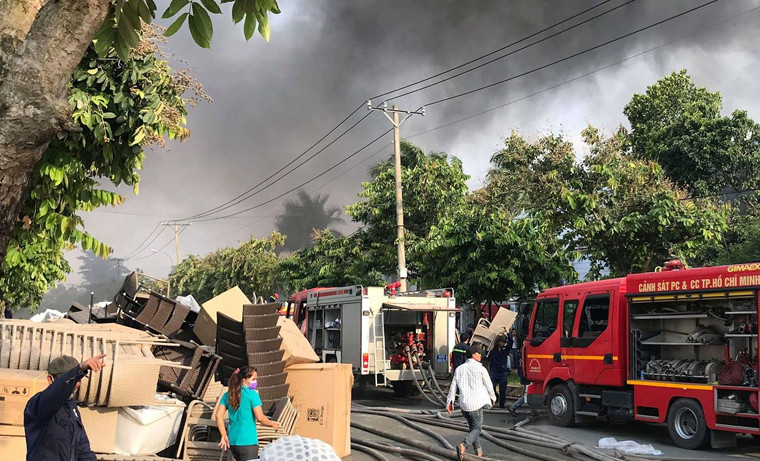 Nhận tin báo, lực lượng Cảnh sát PCCC TP HCM đã huy động nhiều đơn vị có mặt cùng hàng trăm cán bộ, chiến sĩ đến hiện trường để triển khai công tác cứu hộ. 