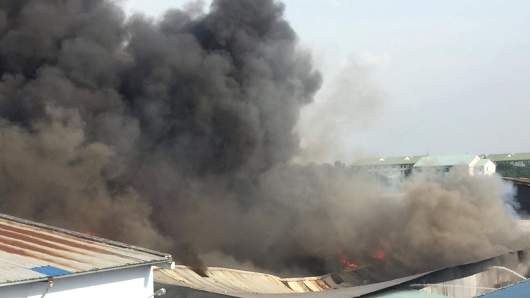 Khói đen từ vụ cháy bốc cao hàng chục mét khiến nhiều người một phen khiếp sợ.