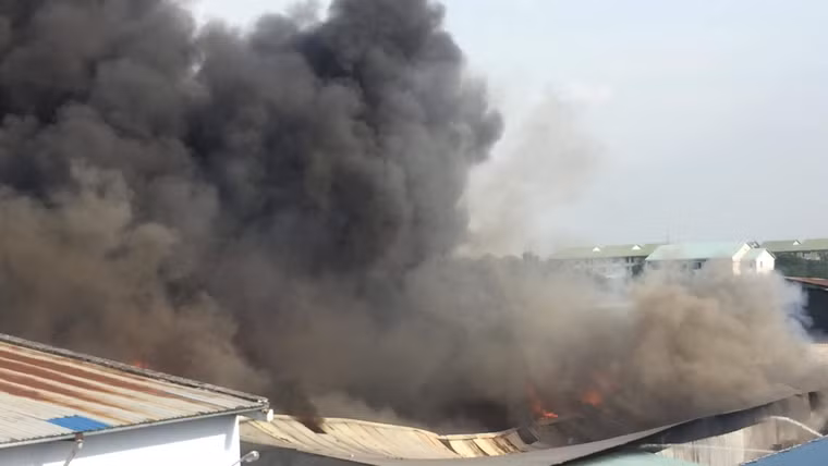 Khói đen từ vụ cháy bốc cao hàng chục mét khiến nhiều người một phen khiếp sợ.