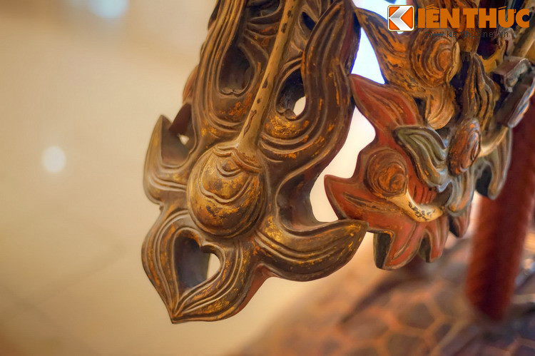 Liên quan đến việc xuất hiện hình tượng vẹt - rùa, theo truyền thuyết: trong cuộc kháng chiến chống quân Minh, một lần nghĩa quân Lam Sơn bị thất trận phải rút lui vào trong rừng sâu để bảo toàn lực lượng.