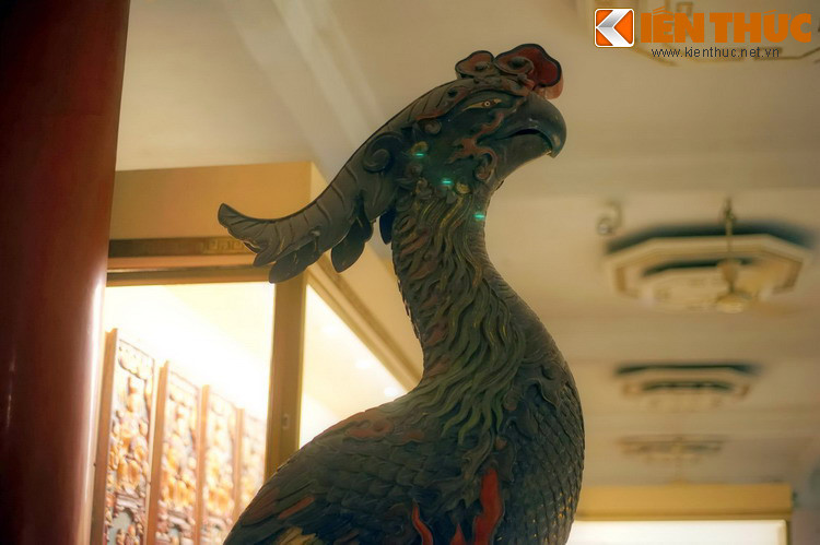 Trong lúc lương thực hết, nghĩa quân đã kiệt sức thì xuất hiện một con vẹt miệng ngậm quả bồ quân chín đỏ bay qua và thả xuống. Khi ăn thử thấy có vị ngọt bùi.