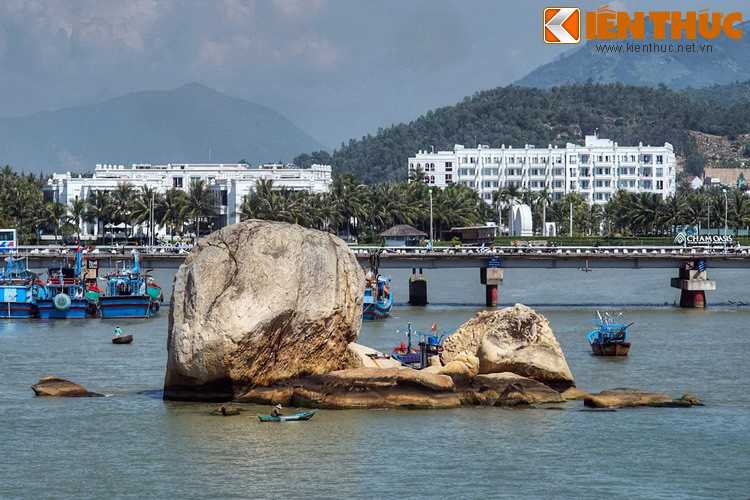 Theo thổ âm của người Chăm, "Ea", "Ya" hay "Ja" đều có nghĩa là "dòng sông". Còn "Trang" có nghĩa là "lau sậy". Có thể hiểu, xa xưa khu vực này có nhiều lau sậy mọc hai bên bờ sông và người dân dựa vào đặc điểm đó để gọi vùng đất của mình là "dòng sông đầy lau sậy". Ảnh: Hòn đá Chữ, nơi lưu bút tích của người Chăm cổ ở cửa sông Cái.