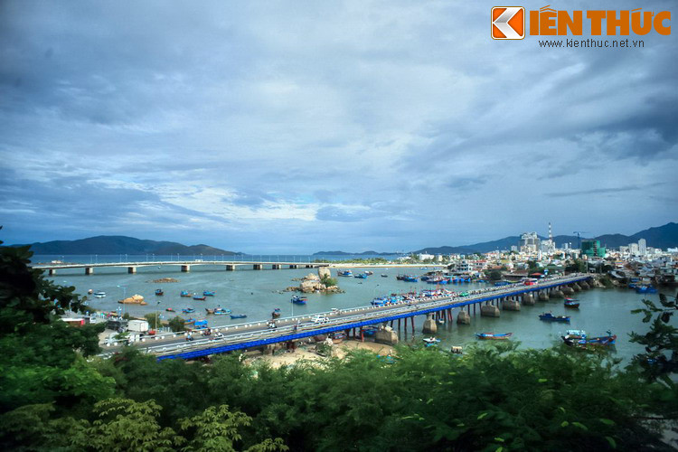 Cho đến nay có hai cách lý giải chính về danh xưng "Nha Trang". Theo đó, tên gọi Nha Trang có thể bắt nguồn từ lịch sử xa xôi gắn với xứ sở Chăm Pa, hoặc liên quan đến sự nghiệp của bác sĩ huyền thoại Yersin. Ảnh: Cửa sông Cái Nha Trang.