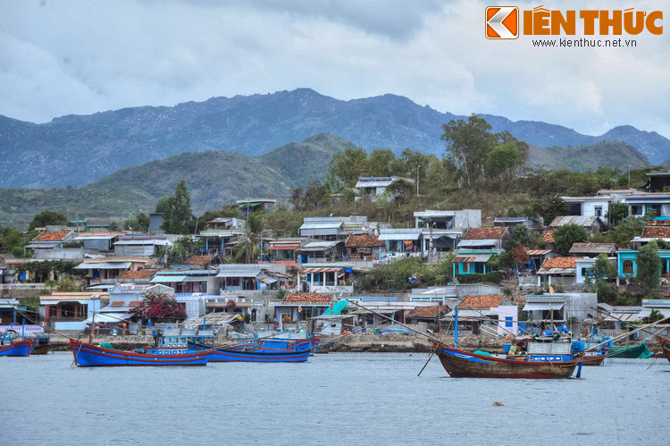 Trong hai cách lý giải trên, các nhà nghiên cứu lịch sử, văn hóa thường thiên về quan điểm cho rằng tên Nha Trang có nguồn gốc từ tên gọi do người Chăm cổ đặt ra. Còn “Nhà Trắng” của bác sĩ Yersin có lẽ chỉ là một câu chuyện vui được kể lại cho những vị khách đến từ phương xa... Ảnh: Đảo Trí Nguyên, Nha Trang.