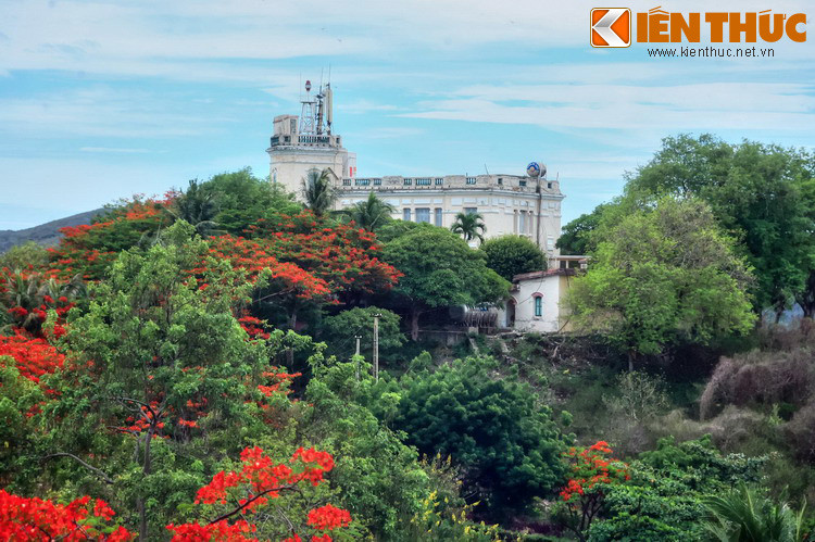 Ngoài ra, còn một lý giải khác thường được các hướng dẫn viên giới thiệu với du khách nước ngoài khi tới Nha Trang. Theo cách lý giải này, "Nha Trang" có nghĩa là "Nhà Trắng", theo cách người phương Tây đọc không dấu tiếng Việt mà thành. Vậy “Nhà Trắng” là ngôi nhà nào? Ảnh: Lầu Bảo Đại ở Nha Trang.