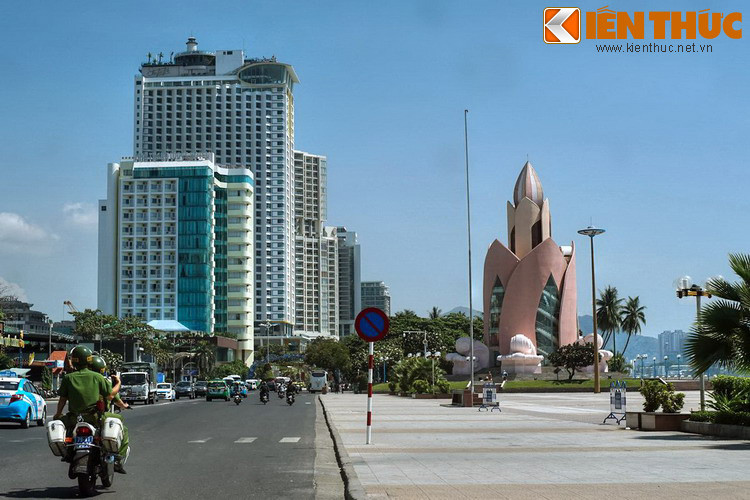 Căn nhà của ông được dựng trên đỉnh đồi với lối kiến trúc đặc trưng kiểu Pháp. Toàn bộ căn biệt thự có quy mô khá bề thế, được sơn màu trắng toát, nổi bật giữa vùng dân cư đơn sơ, mộc mạc, chủ yếu là nhà tranh vách đất. Ảnh: Tháp Trầm Hương, một biểu tượng của Nha Trang ngày nay.