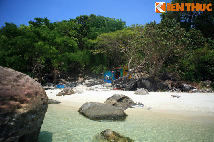 Bị dồn vào thế bí, chúa Nguyễn đành đổi áo bào cho một vị quan thân cận rồi đi thuyền nhỏ chạy trốn ra biển. Quân Tây Sơn sau khi phát hiện ra bị lừa thì Nguyễn Ánh đã đến được Côn Đảo.