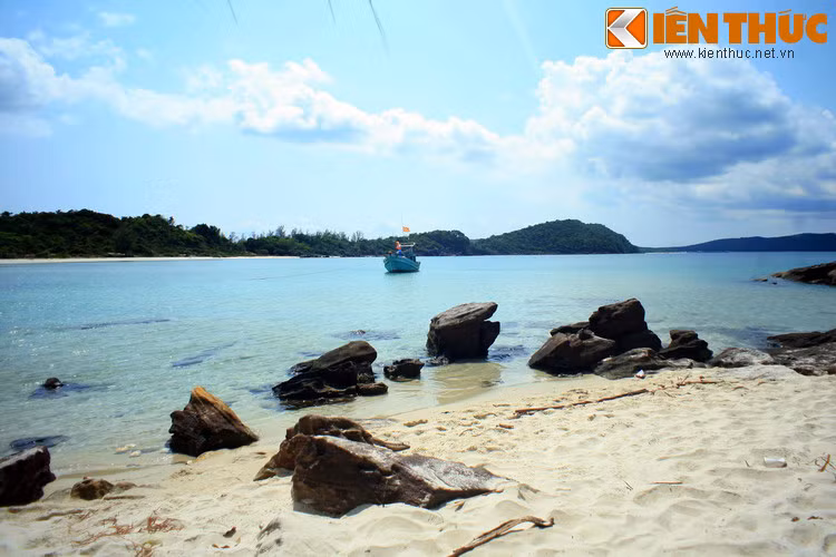 Đến năm 1795, thấy cư dân Phú Quốc bị hải tặc quấy phá, chúa Nguyễn Ánh thống lĩnh hạm đội hàng chục chiến thuyền quay lại đảo, tiêu diệt và bắt sống 80 tên hải tặc, thu nhiều vũ khí, trong đó có cả súng đại bác.