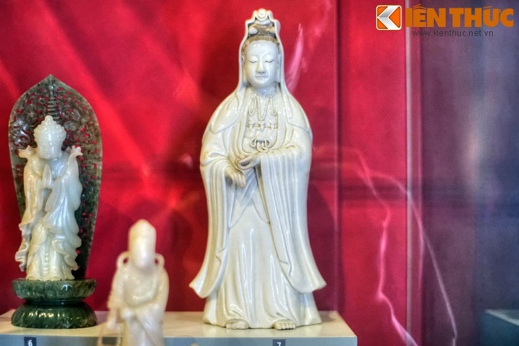 Tượng Quan Âm bằng gốm của Trung Hoa, niên đại thế kỷ 17. Các tác phẩm điêu khắc Phật giáo Trung Hoa là sự kết hợp của quả trình giao lưu với các trung tâm Phật giáo khác trong khu vực.