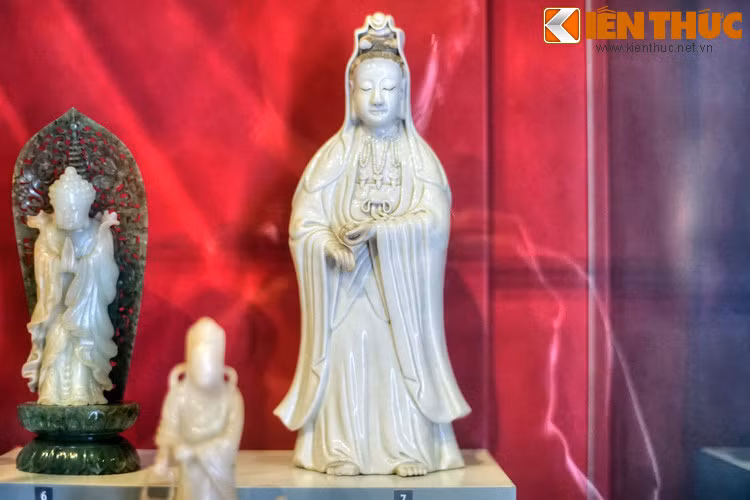 Tượng Quan Âm bằng gốm của Trung Hoa, niên đại thế kỷ 17. Các tác phẩm điêu khắc Phật giáo Trung Hoa là sự kết hợp của quả trình giao lưu với các trung tâm Phật giáo khác trong khu vực.