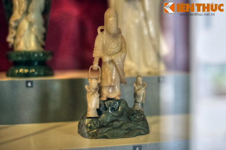 Tượng Quan Âm bằng đá ngọc, thế kỷ 18. Tượng Phật giáo Trung Hoa thuở sơ khai chịu ảnh hưởng từ phong cách Gupta (Ấn Độ). Từ cuối thế kỷ 7 đến thế kỷ 10, điêu khắc Phật giáo Trung Hoa phát triển mạnh với những đặc trưng về nhân chủng và dân tộc học đậm nét.