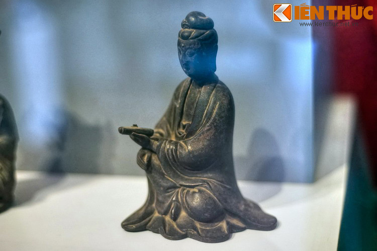 Tượng Quan Âm bằng đồng, thế kỷ 18. Hình tượng Bồ Tát, đặc biệt là Quan Thế Âm chiếm vị trí quan trọng trong điện thờ của các ngôi chùa Phật giáo Trung Hoa.