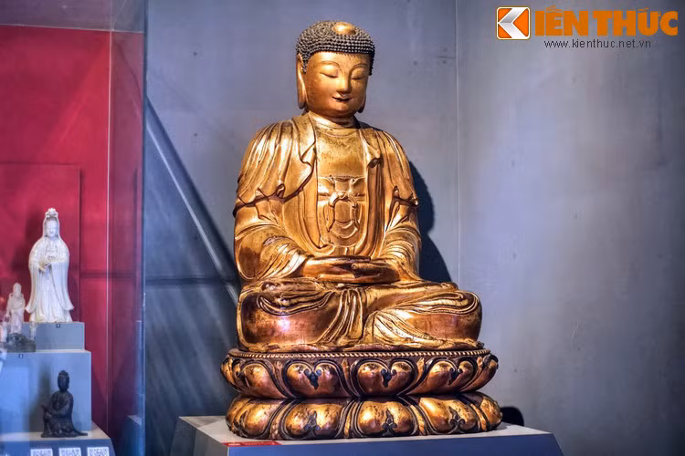  Tượng Phật cổ Trung Hoa bằng gỗ sơn thếp vàng, niên đại thế kỷ 17, hiện vật trong trưng bày chuyên đề về tượng Phật một số nước châu Á ở Bảo tàng Lịch sử TP HCM. Theo Con đường Tơ lụa, đạo Phật du nhập vào Trung Hoa khoảng thế kỷ 1-2 TCN.