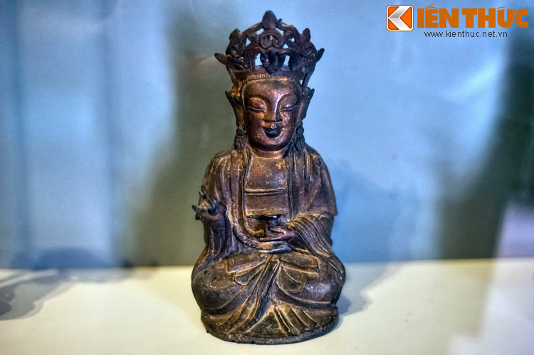 Tượng Phật bằng đồng, thế kỷ 17. Nếu ở Nam Á, Bồ Tát thường được thể hiện dưới dạng nam nhân thì khi Phật giáo du nhập vào Trung Hoa, hình tượng này đã chuyển thành nữ nhân.