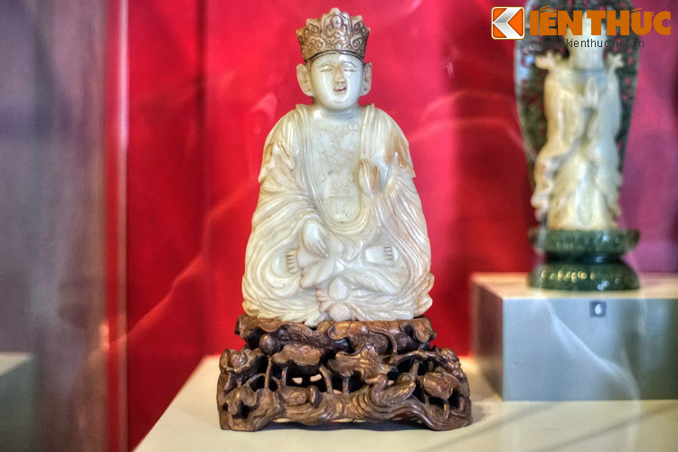 Tượng Địa Tạng bằng đá ngọc, thế kỷ 17. Chất liệu dùng để thể hiện tượng Phật ở các ngôi chùa cổ Trung Hoa rất đa dạng, phổ biến là gỗ quý, đồng, đá ngọc, những vật liệu vốn chỉ dùng để tạo tác các vật phẩm cao cấp