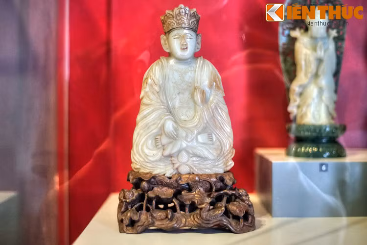 Tượng Địa Tạng bằng đá ngọc, thế kỷ 17. Chất liệu dùng để thể hiện tượng Phật ở các ngôi chùa cổ Trung Hoa rất đa dạng, phổ biến là gỗ quý, đồng, đá ngọc, những vật liệu vốn chỉ dùng để tạo tác các vật phẩm cao cấp