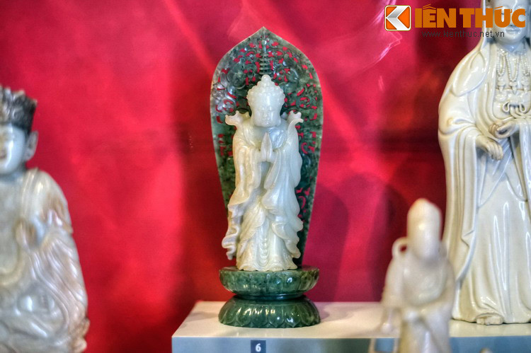 Tượng A Di Đà bằng đá ngọc, thế kỷ 16. Kích thước của các bức tượng cũng rất phong phú, từ loại nhỏ như ngón tay đến những bức tượng khổng lồ to bằng cả tòa nhà.