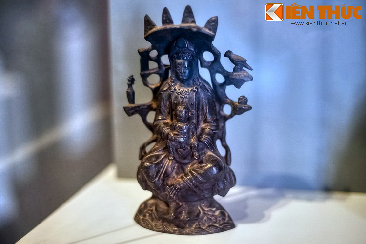 Tượng Quan Âm Tống Tử bằng đồng, thế kỷ 18. Dưới các triều đại Tống Nguyên, Minh, Thanh, các hình tượng Phật giáo Trung Hoa hầu như ít thay đổi.