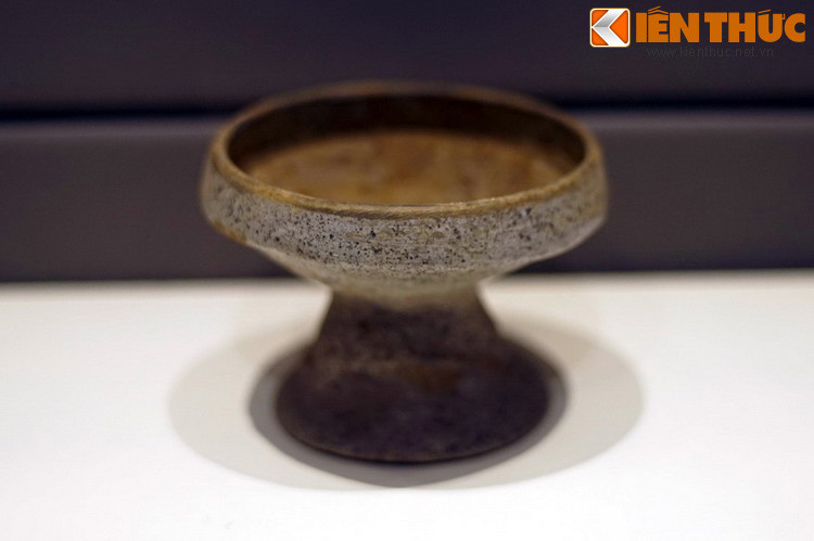 Cốc chân cao bằng gốm, hiện vật của văn hóa Xóm Cồn, cách ngày nay khoảng 3.000-4.000 năm, được tìm thấy tại di chỉ Xóm Cồn (Bích Đầm, Khánh Hòa). Theo dòng thời gian, các loại đồ dùng sinh hoạt bằng gốm của người tiền sử ngày càng phong phú.