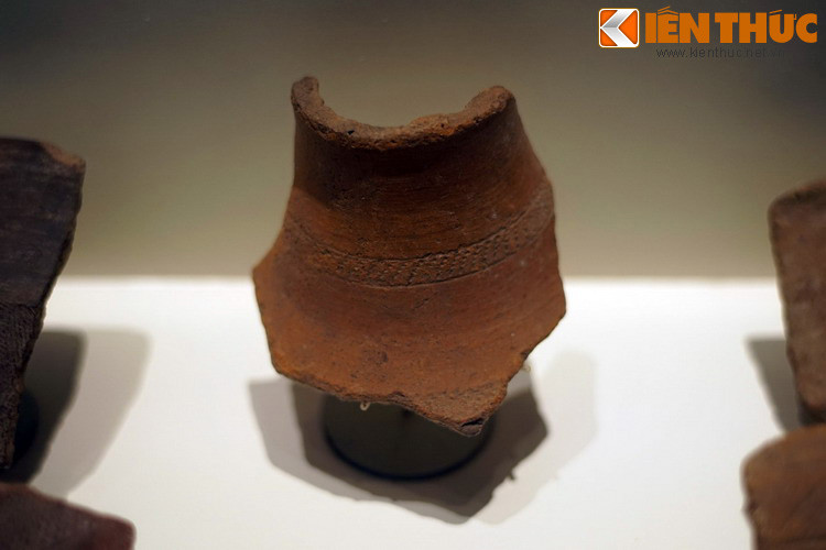 Mảnh đồ gốm trang trí hoa văn thời Hậu kỳ Đá mới - Sơ kỳ Kim khí, cách ngày nay khoảng 4.000 năm, khai quật tại di chỉ Bến Đò (TP HCM).