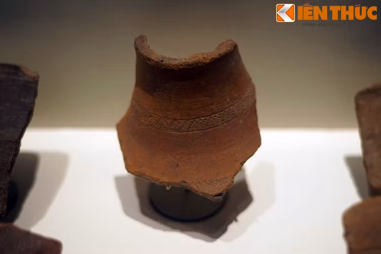 Mảnh đồ gốm trang trí hoa văn thời Hậu kỳ Đá mới - Sơ kỳ Kim khí, cách ngày nay khoảng 4.000 năm, khai quật tại di chỉ Bến Đò (TP HCM).