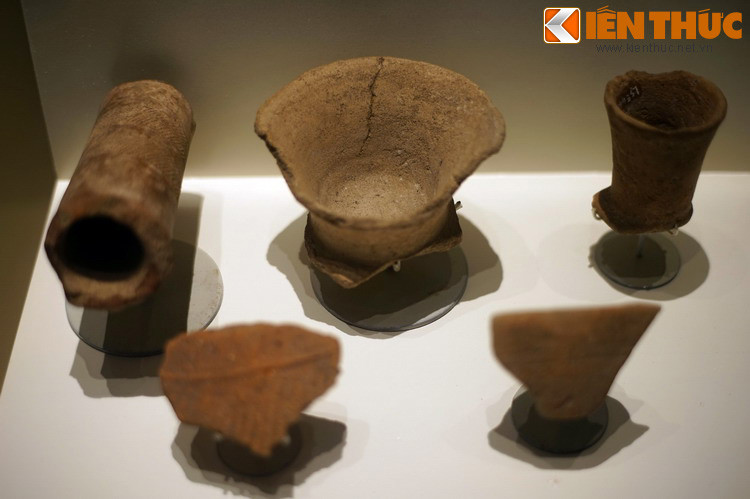 Các mảnh đồ gốm thời Hậu kỳ Đá mới - Sơ kỳ Kim khí, cách ngày nay khoảng 4.000 năm, được tìm thấy ở di chỉ Lộc Giang (Long An). Thông qua các hiện vật quý giá này, hậu thế có thể hình dung phần nào về cuộc sống của các bậc tiên tổ thuở hồng hoang...