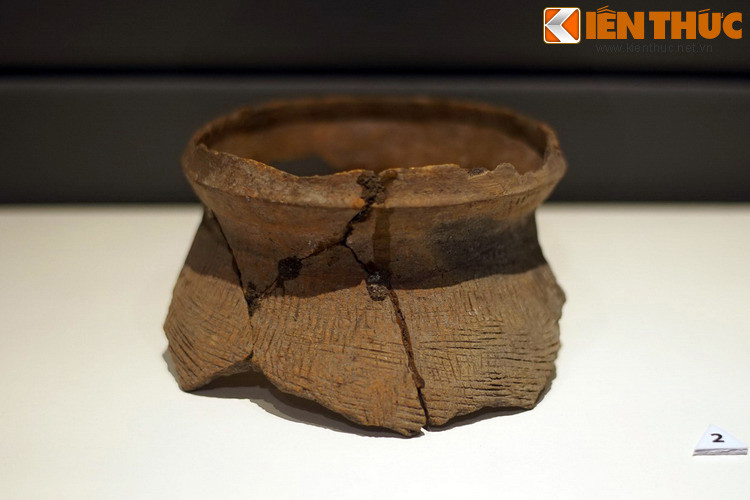 Mảnh đồ gốm tô màu và khắc vạch thuộc văn hóa Xóm Cồn. Những hoa văn gốm thời tiền sử hầu như chỉ dừng lại ở trình độ mỹ thuật đơn giản nhất