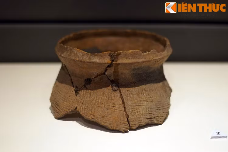 Mảnh đồ gốm tô màu và khắc vạch thuộc văn hóa Xóm Cồn. Những hoa văn gốm thời tiền sử hầu như chỉ dừng lại ở trình độ mỹ thuật đơn giản nhất