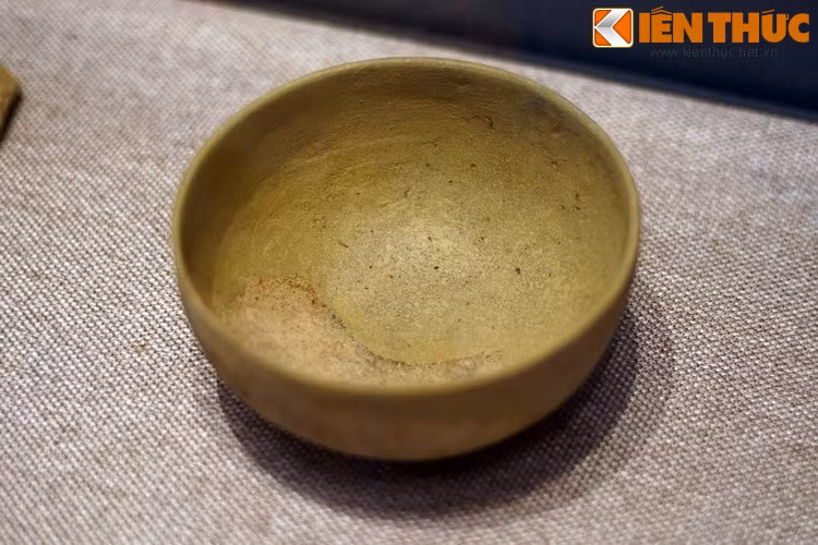 Chiếc bát bằng gốm của văn hóa Mai Pha, cách ngày nay 3.000-4.500 năm, phát hiện tại di chỉ Mai Pha (Lạng Sơn).