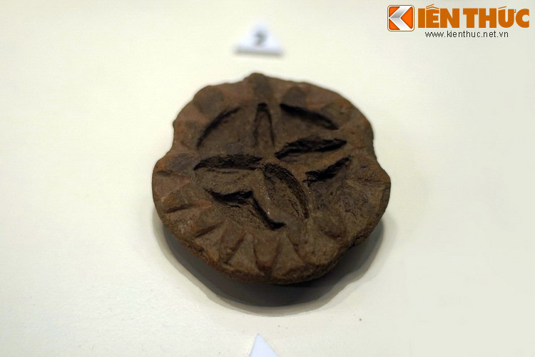 Dấu in hoa văn thuộc văn hóa Bàu Tró, cách ngày nay 3.500-4.000 năm, di chỉ Thạch Lạc (Hà Tĩnh).