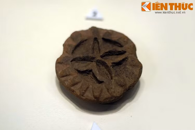 Dấu in hoa văn thuộc văn hóa Bàu Tró, cách ngày nay 3.500-4.000 năm, di chỉ Thạch Lạc (Hà Tĩnh).