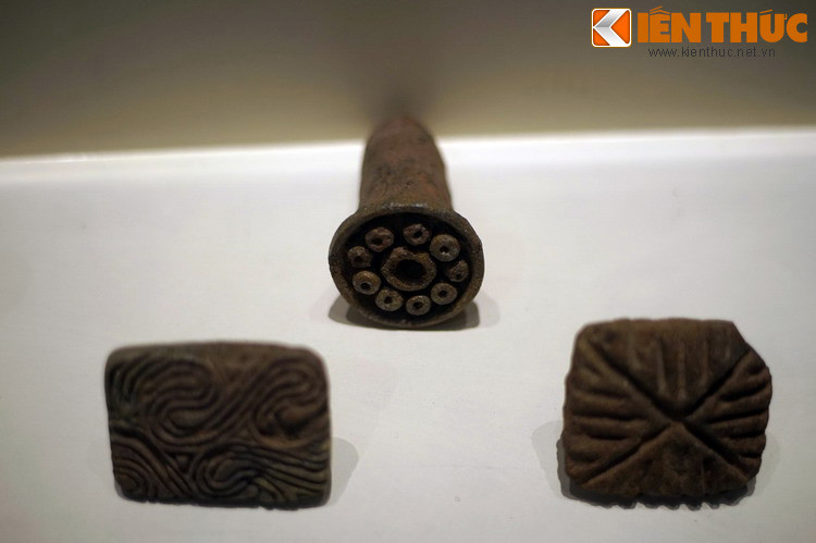 Dấu in hoa văn bằng gốm của văn hóa Hoa Lộc, cách ngày nay khoảng 4.000 năm, được phát hiện tại các di chỉ Hoa Lộc, Phú Lộc (Thanh Hóa). Do hạn chế về kỹ thuật nung nên độ bền của gồm thời tiền sử thấp hơn nhiều so với đồ gốm các thời kỳ sau này.