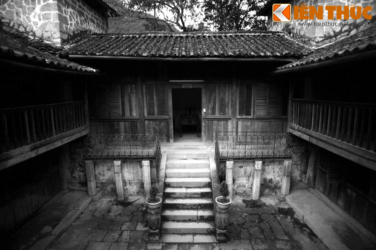 “...Đằng trước có hai núi tượng trưng cho văn, võ đứng hầu, sau hai quả núi là một dãy núi chắn ngang như rồng uốn lượn”. Cuối cùng thầy phong thủy kết luận: “Đây là mảnh đất ở của bậc anh kiệt".