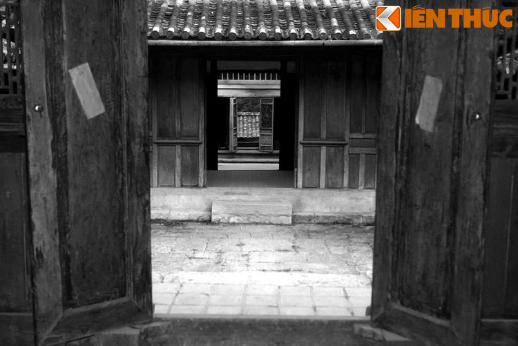 Theo các tư liệu lịch sử, dinh thự họ Vương được xây trong 8 năm, tiêu tốn khoảng 150.000 đồng bạc trắng. Thợ xây dựng là người Hồi vùng Vân Nam và những tốp thợ giỏi nhất người Mông.