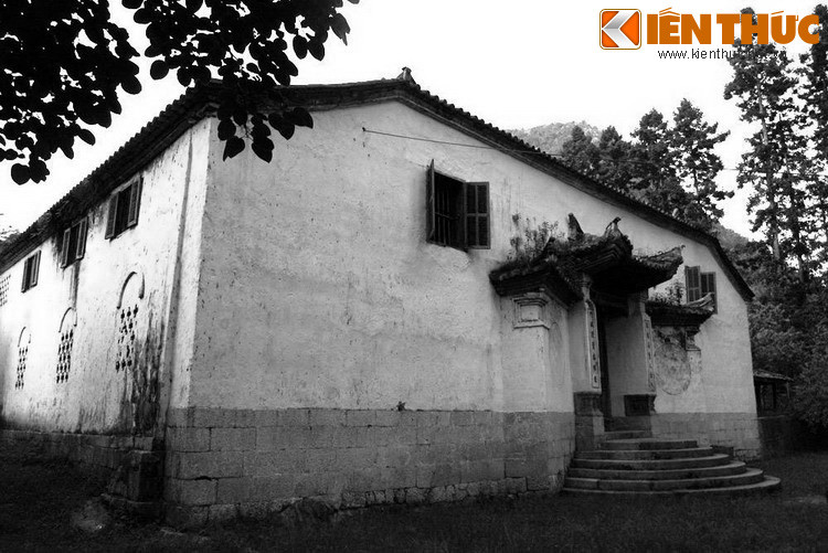 Chủ nhân đầu tiên của công trình là ông Vương Chính Đức (1865 – 1947), một người H’Mông đã trở thành thủ lĩnh vùng cao nguyên này.