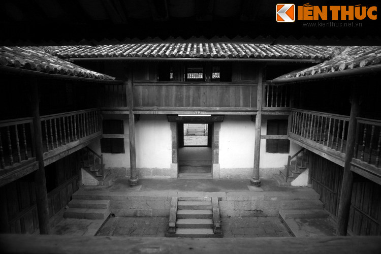 Sau khi hoàn thành, khu dinh thự có quy mô đồ sộ, kiên cố như một pháo đài với kiến trúc mô phỏng một phần kiến trúc thành quách đời Thanh của Trung Hoa, kết hợp với họa tiết trang trí của người H’Mông.