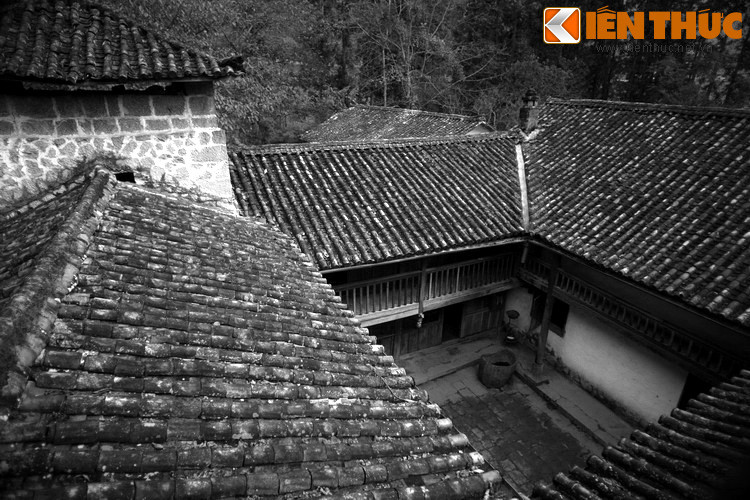 Tương truyền, trước khi xây dinh thự, vua Mèo đã cho mời thầy địa lý có tiếng tên là Trương Chiếu tìm một mảnh đất có phong thủy đẹp. Sau một thời gian đi khắp cao nguyên Đồng Văn, ông Trương Chiếu đã chọn mảnh đất ở Sà Phìn.