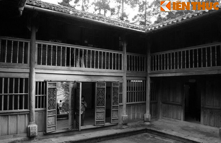 Thầy phong thủy giải thích rằng: “Giữa cánh đồng Sà Phìn nổi lên một quả đồi hình con rùa, xung quanh là những núi cao bao bọc. Sau lưng mảnh đất hình con rùa là dãy núi hình ghế tựa, có đất để co duỗi chân, bên phải, bên trái đều có núi cao...”.