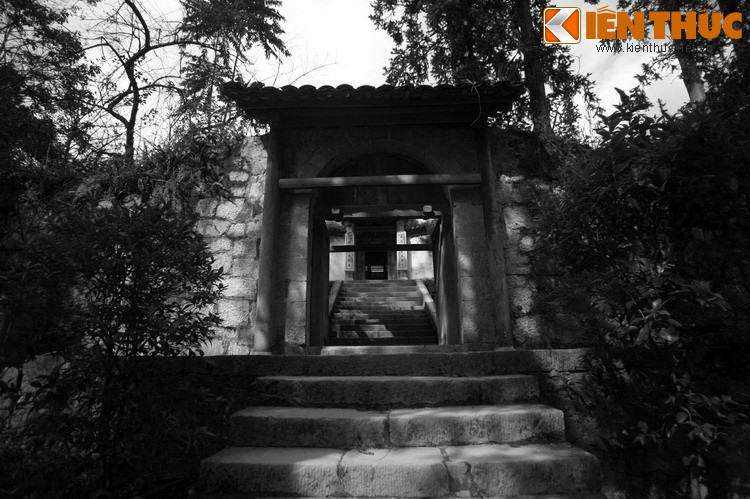 Nằm giữa cao nguyên đá Đồng Văn kỳ vĩ, dinh thự của vua Mèo là chứng tích về sự giàu sang và quyền lực của dòng họ Vương ở Hà Giang một thế kỷ trước.