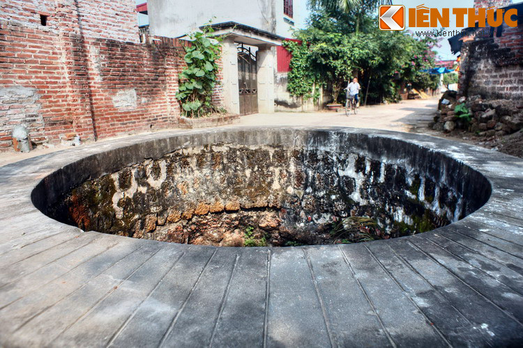 Giếng xóm Sải ở làng cổ Đường Lâm. Hiếm có ngôi làng nào ở xứ Đoài lại nhiều giếng như Đường Lâm. Tại đây, những chiếc giếng công cộng thường được đặt ở giữa các xóm để người dân thuận tiện qua lại như giếng xóm Đình, xóm Sải, xóm Giang... Một số giếng đã có tuổi đời 4 thế kỷ.