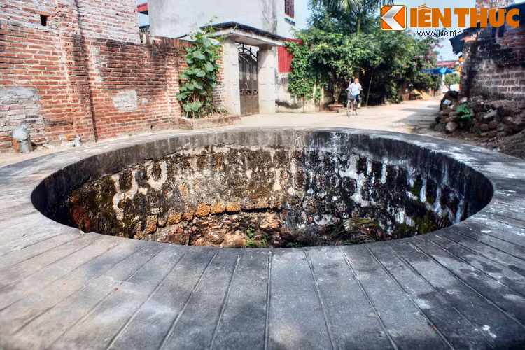 Giếng xóm Sải ở làng cổ Đường Lâm. Hiếm có ngôi làng nào ở xứ Đoài lại nhiều giếng như Đường Lâm. Tại đây, những chiếc giếng công cộng thường được đặt ở giữa các xóm để người dân thuận tiện qua lại như giếng xóm Đình, xóm Sải, xóm Giang... Một số giếng đã có tuổi đời 4 thế kỷ.