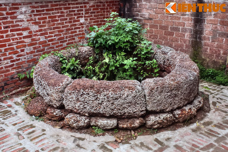 Nằm trong một ngõ sâu, giếng xóm Miễu là chiếc giếng đẹp nhất làng với phần miệng xếp bằng những tảng đá ong để trần. Đây cũng là một trong hai "mắt rồng" của đình Mông Phụ.