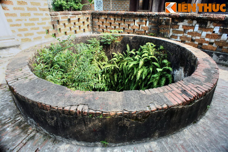 Giếng cổ bên đình Mông Phụ. Bên cạnh giá trị sử dụng, có giếng còn mang ý nghĩa tâm linh như hai giếng bên đình Mông Phụ, tượng trưng cho đôi mắt rồng thiêng liêng của ngôi làng.