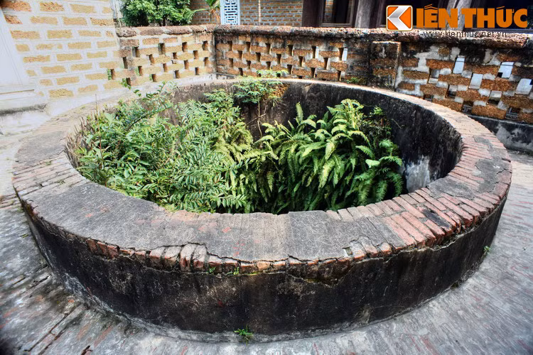 Giếng cổ bên đình Mông Phụ. Bên cạnh giá trị sử dụng, có giếng còn mang ý nghĩa tâm linh như hai giếng bên đình Mông Phụ, tượng trưng cho đôi mắt rồng thiêng liêng của ngôi làng.