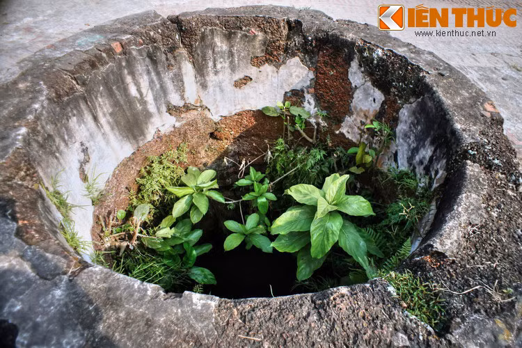 Miệng giếng xóm Giang với phiến đá ong lộ ra sau những mảng bê tông tróc lở. Thiết nghĩ, việc gìn giữ và bảo tồn hình ảnh những chiếc giếng cổ sẽ vun đắp đáng kể giá trị di sản của ngôi làng Việt cổ Đường Lâm.