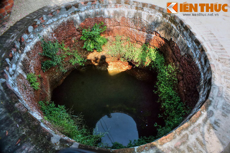 Miệng giếng xóm Đình. Hầu hết các giếng cổ của làng Đường Lâm đã biến dạng, những khối đá ong cũ được bọc thêm gạch và bê tông phía ngoài, làm tăng độ bền nhưng lại mất đi vẻ xưa cũ hiếm có.